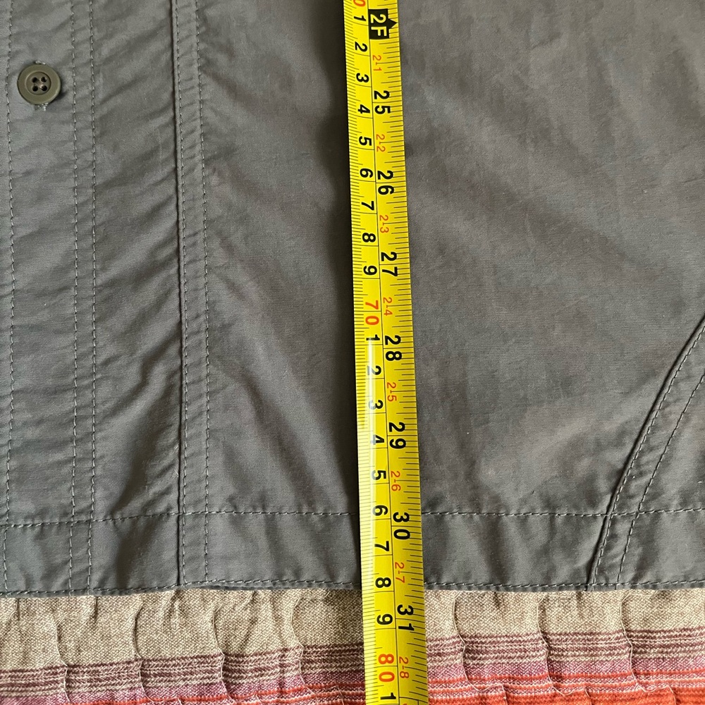 EUC Men's Mountain Hardware Gray shirt - Picture 15 of 16